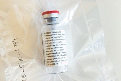 Una ampolla de remdesivir antiviral COVID-19 de Gilead Sciences se muestra durante una conferencia de prensa en el Hospital Universitario Eppendorf (UKE) en Hamburgo, Alemania. 8 de abril de 2020 (Ulrich Perrey/REUTERS)