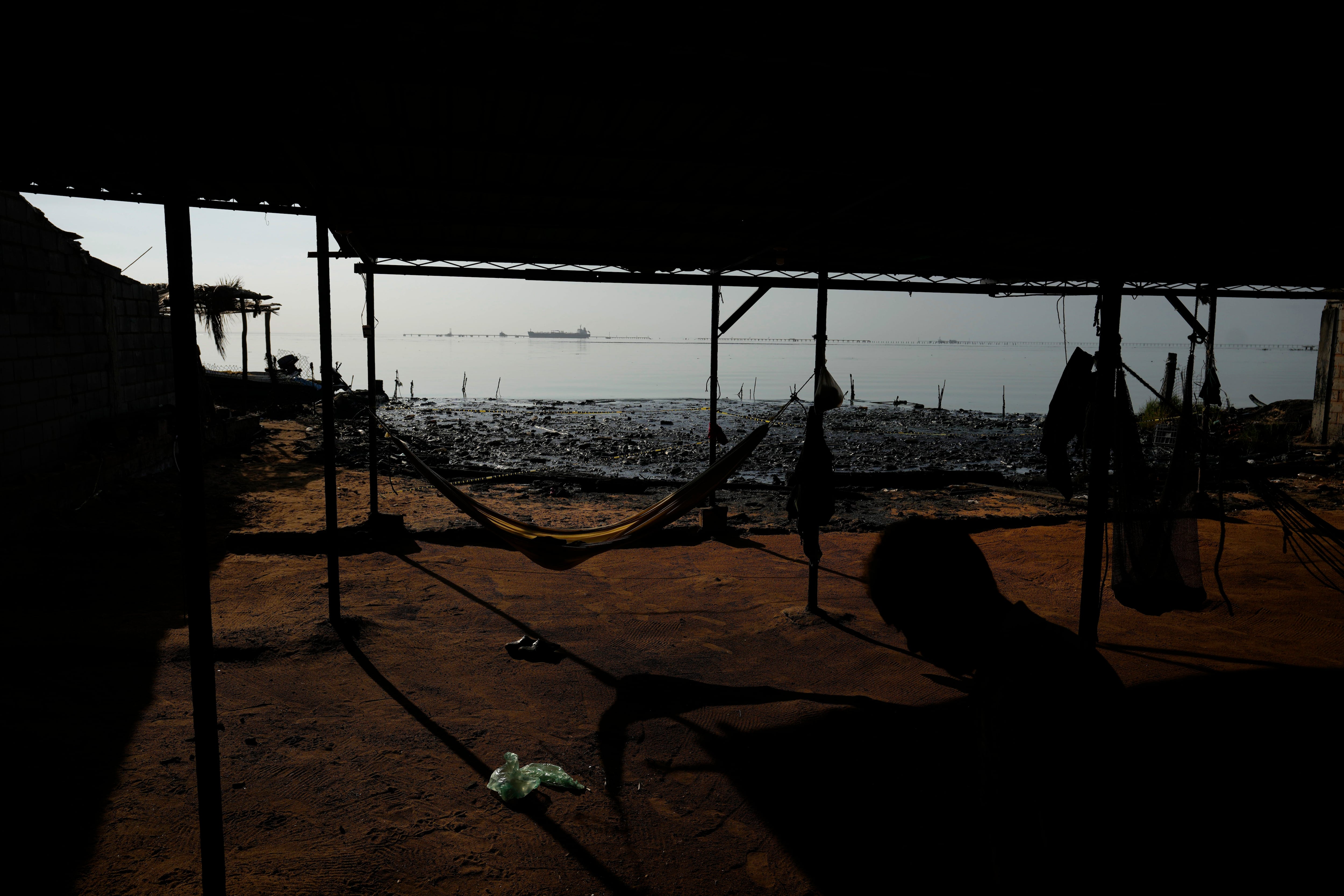 Chozas de paja colocadas sobre la orilla del Lago de Maracaibo  (AP Foto/Ariana Cubillos)