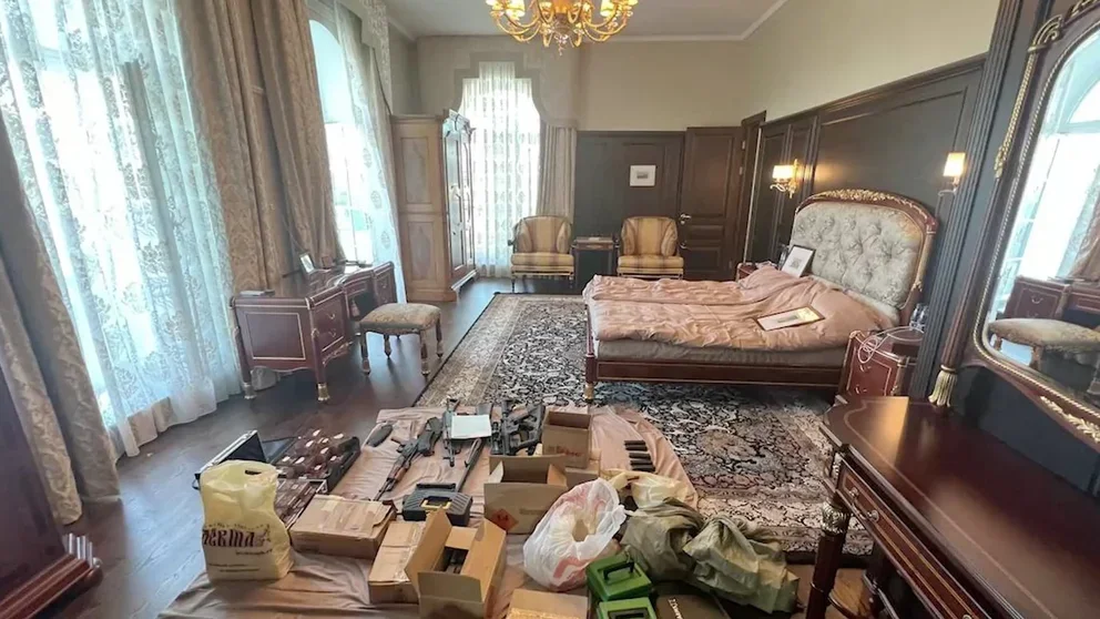 Durante el allanamiento de los agentes del FSB ruso, se encontraron en la casa de Prigozhin armas de fuego, dinero efectivo y oro.(Izvestia)