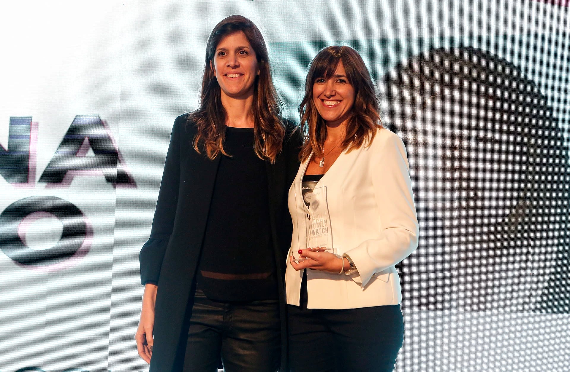 Karina Aiello, general account manager de Geometry Argentina junto a Diana Schenone de Nike , ambas galardonadas