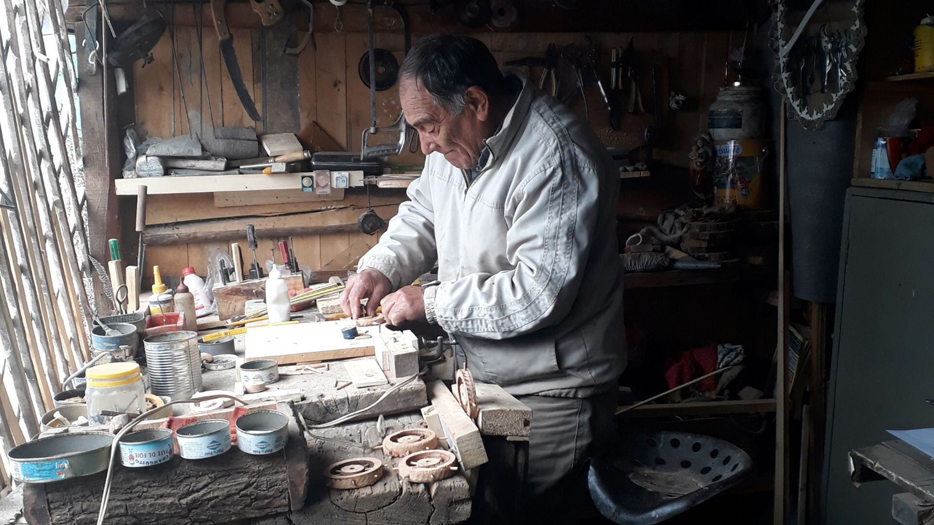 Froilán en el taller armando uno de los tantos juguetes que regaló 