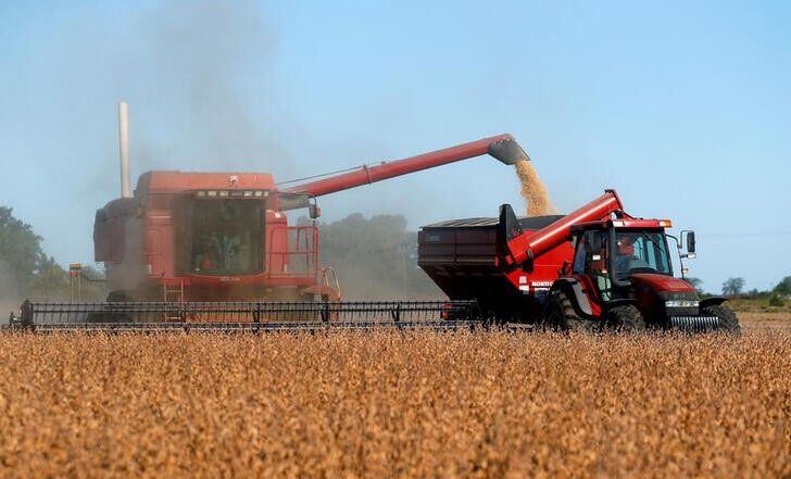 Foto de archivo - Una cosechadora se utiliza para recolectar soja en un campo en Chivilcoy, en las afueras de Buenos Aires, Argentina. Abr 8, 2020. REUTERS/Agustin Marcarian