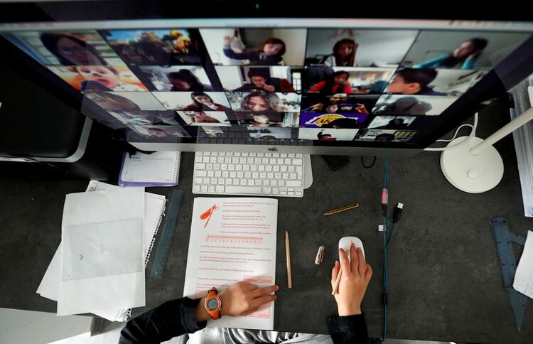 Respecto de las reuniones online, 6 de cada 10 dijo que son productivas, mientras que para el 19% no lo son pero 43% remarcó que deberían ser de 30 minutos. REUTERS/ Albert Gea/File Photo