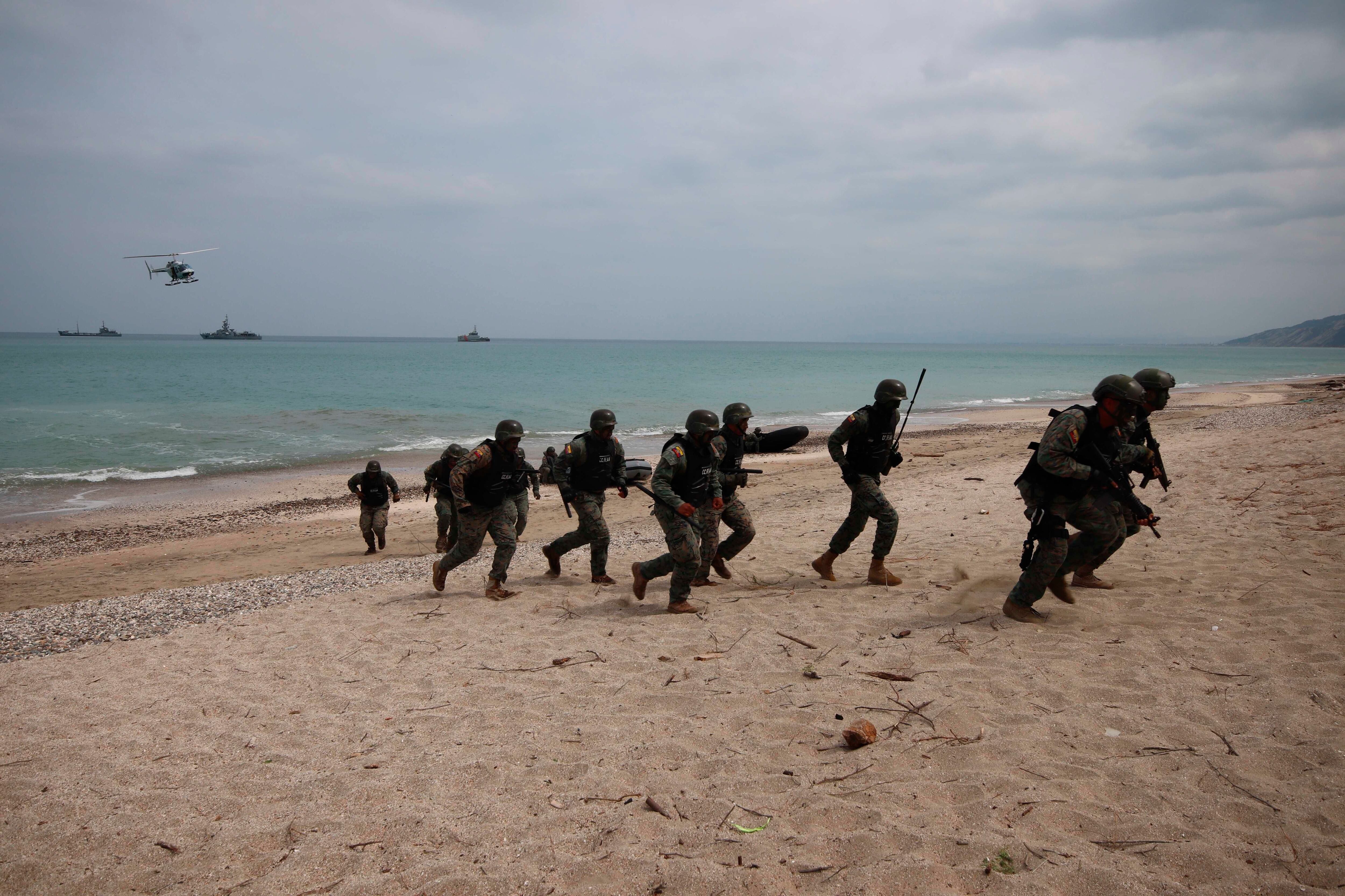 Cinco turistas fueron secuestrados y asesinados por narcotraficantes en una playa de Ecuador. (EFE/Armada del Ecuador)