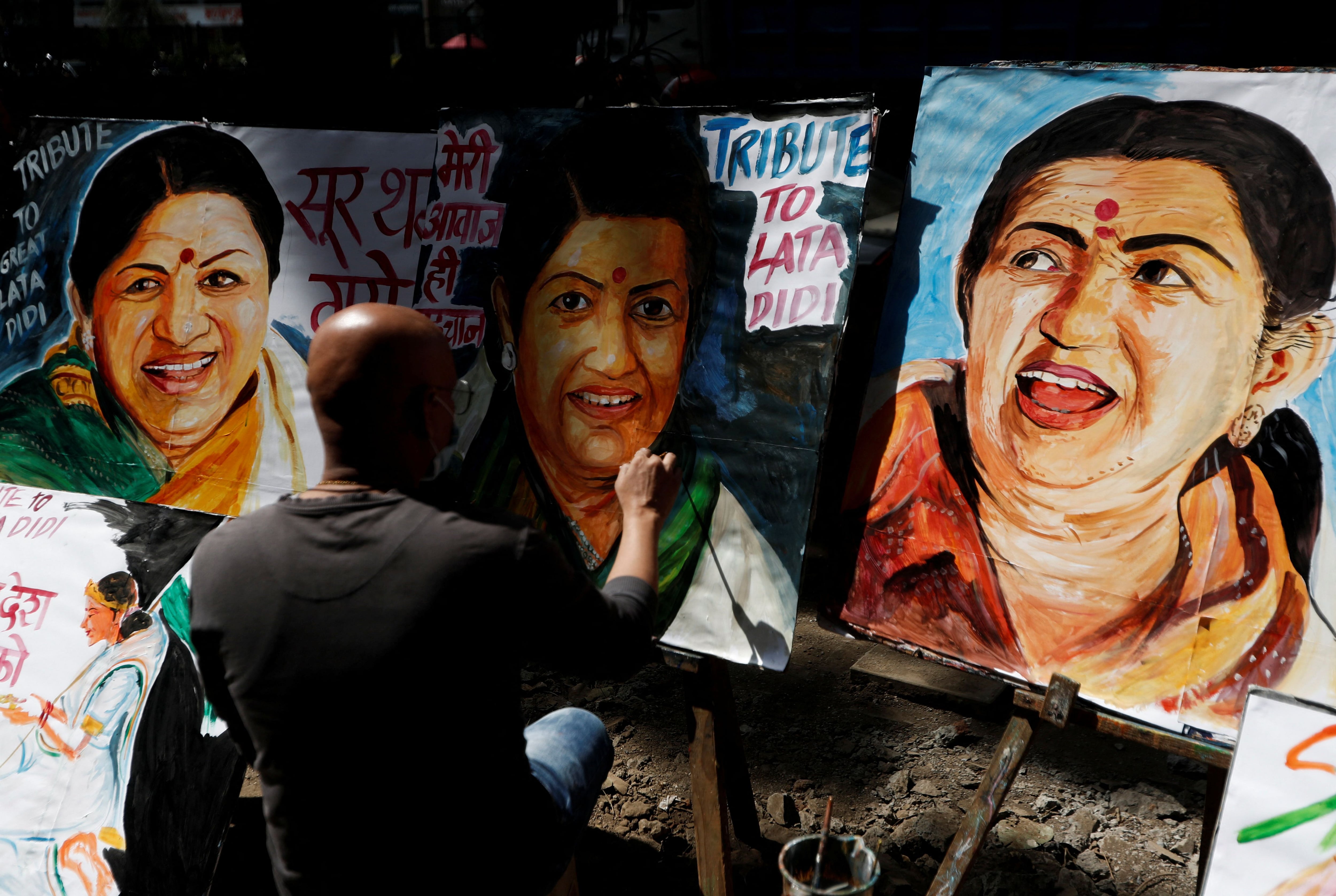 Un artista pinta un homenaje a la fallecida cantante y compositora india Lata Mangeshkar después de su fallecimiento, en Mumbai, India, el 6 de febrero de 2022. REUTERS/Francis Mascarenhas
