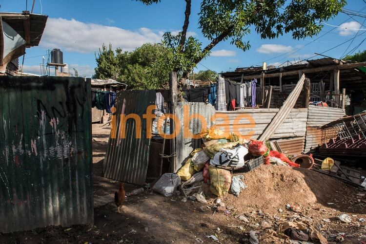 Pobreza extrema: la casilla de chapa de la tía Isabel. (Guille Llamos)