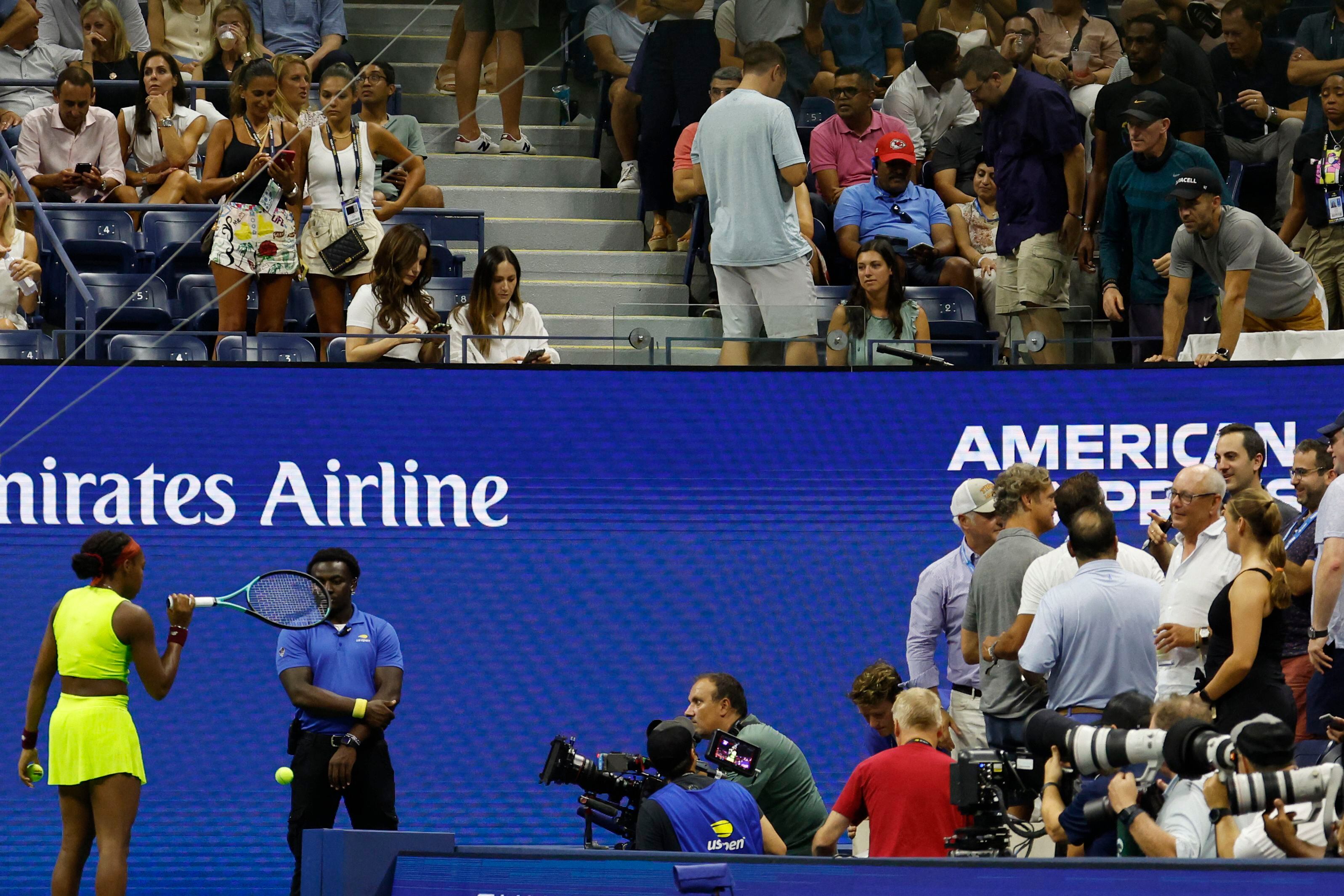 Coco Gauff intentó acercarse a un costado del reducto para conocer cuál era la raíz del problema (Geoff Burke-USA TODAY Sports)