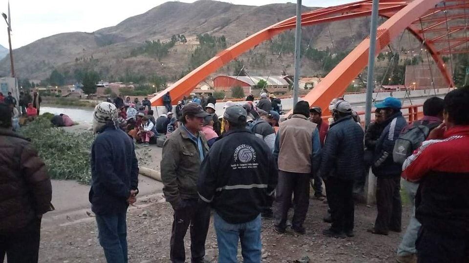 Puente Urcos, en Quispicanchi, bloqueado por manifestantes que se suman al paro de 48 horas.