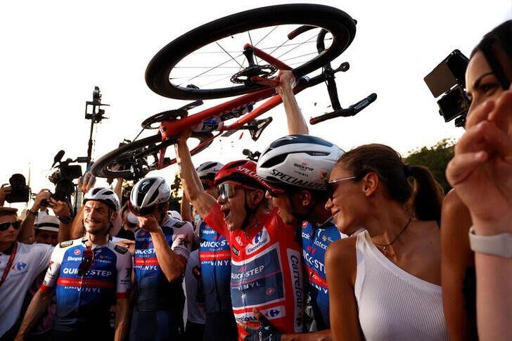 Nada más en publicidad la Vuelta a España está generando 100 millones de euros en impacto. Imagen: REUTERS/Susana Vera