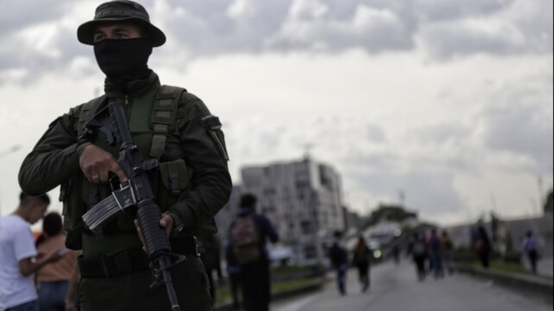 Las Autodefensas Gaitanistas de Colombia, más conocidas como El Clan del Golfo, publicaron un video en el que advierten que sostienen una guerra sangrienta con las guerrillas, las cuales se blindaron por los procesos de paz que adelantan con el Gobierno Petro. (Colprensa)