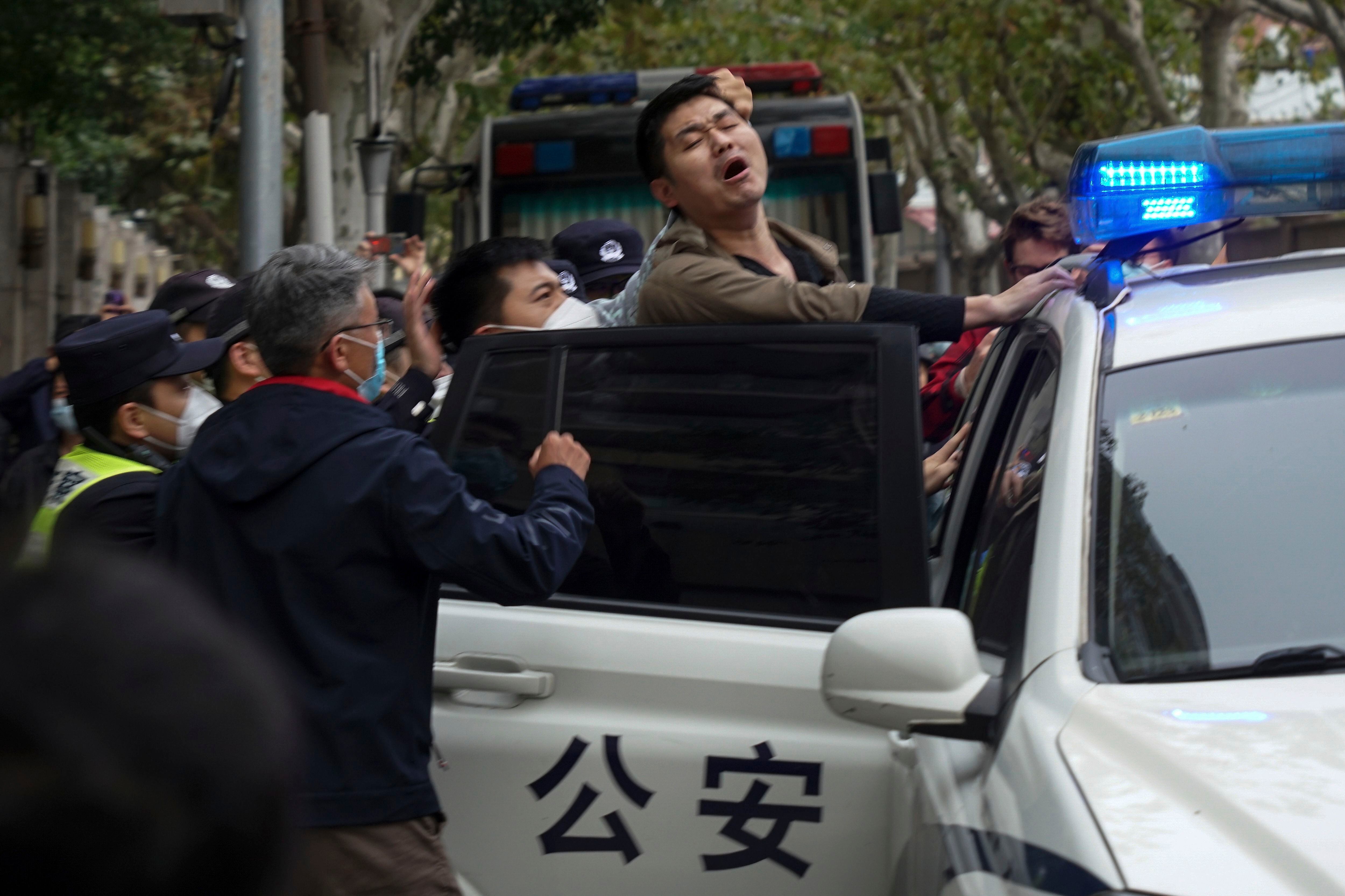Otras organizaciones como Chinese Human Rights Defenders (CHRD) denunciaron la detención de más de 20 personas que participaron el pasado 27 de noviembre en las protestas en Beijing bajo la acusación de “provocar disputas y problemas”. (AP)