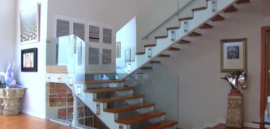 Las escaleras que comunican la planta baja con el gimnasio y la planta alta (Foto: Captura de pantalla)