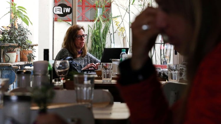 Los bares, restaurantes y aeropuertos suelen ofrecer acceso a wifi públicas (Reuters)