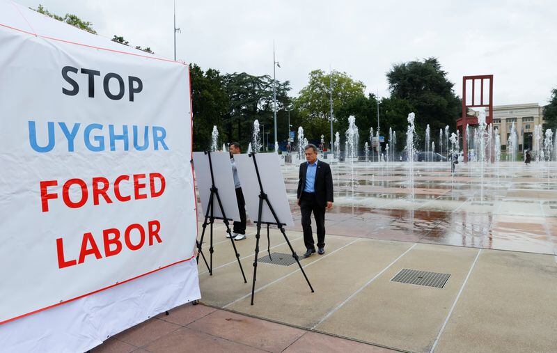 FOTO DE ARCHIVO: Dolkun Isa, presidente del Congreso Mundial Uigur, posa en una exposición fotográfica uigur respaldada por Estados Unidos de decenas de personas desaparecidas o presuntamente retenidas en campos gestionados por China en Xinjiang, China, frente a las Naciones Unidas en Ginebra, Suiza. 16 de septiembre de 2021. REUTERS/Denis Balibouse