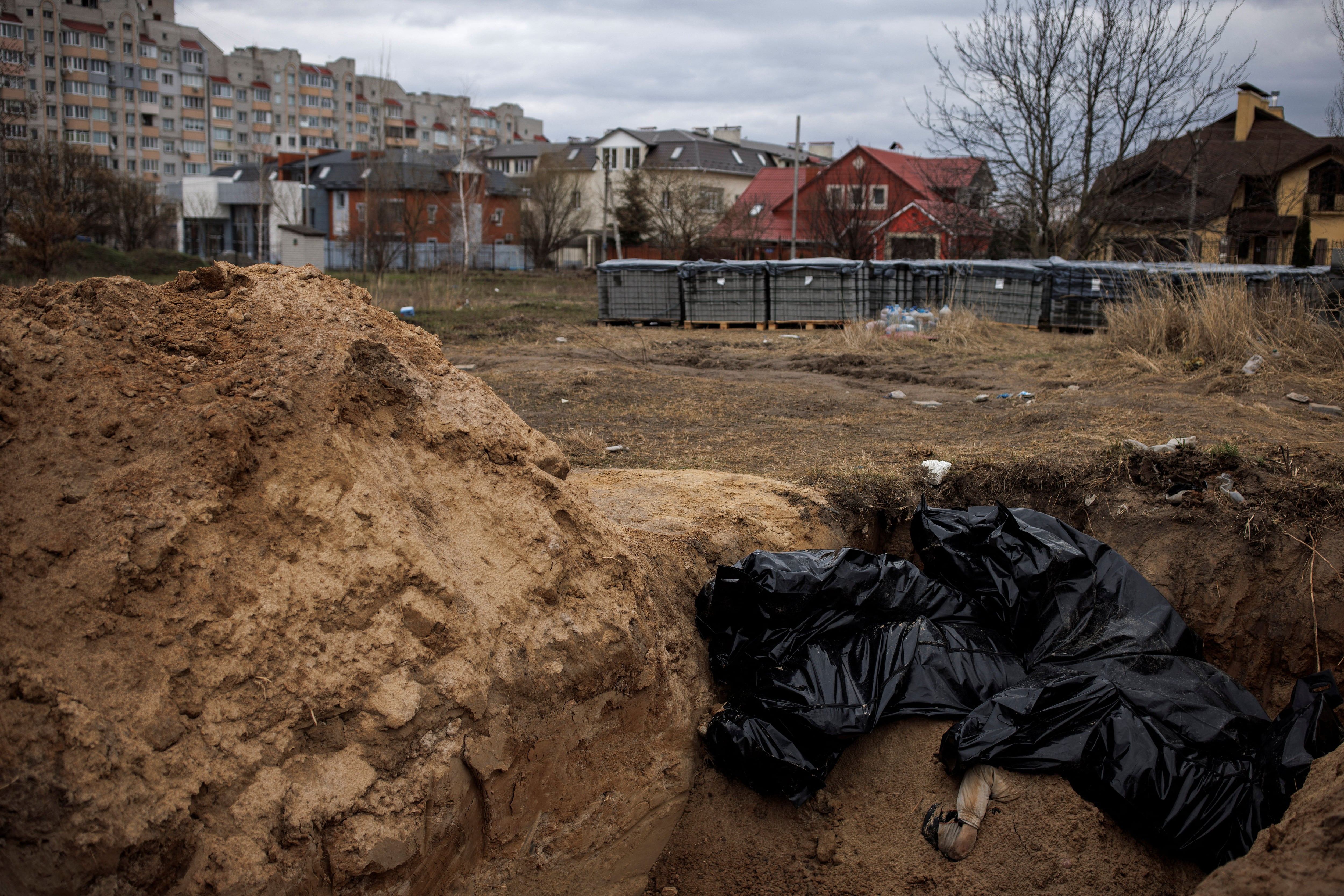 Los cuerpos de civiles, que según los residentes fueron asesinados por soldados rusos, se ven en una fosa común, en medio de la invasión rusa de Ucrania, en Bucha, en la región de Kiev, Ucrania, 6 de abril de 2022. REUTERS/Alkis Konstantinidis