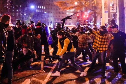 Los Proud Boys "rompiendo" una protesta por la brutalidad policial en el downtown de Washington. REUTERS/Erin Scott     