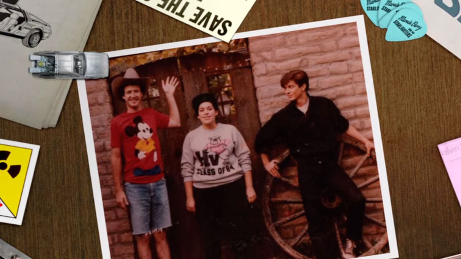 Una postal clásica de Volver al futuro: la fotografía de Marty McFly con sus hermanos. Casi como un guiño del destino, el que desaparecería por completo de esa imagen sería Eric Stoltz