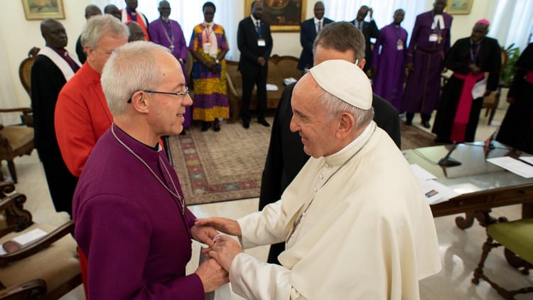 Francisco junto al arzobispo de Canterbury, Justin Welby (Foto: Vatican Media/­ Handout vía Reuters)