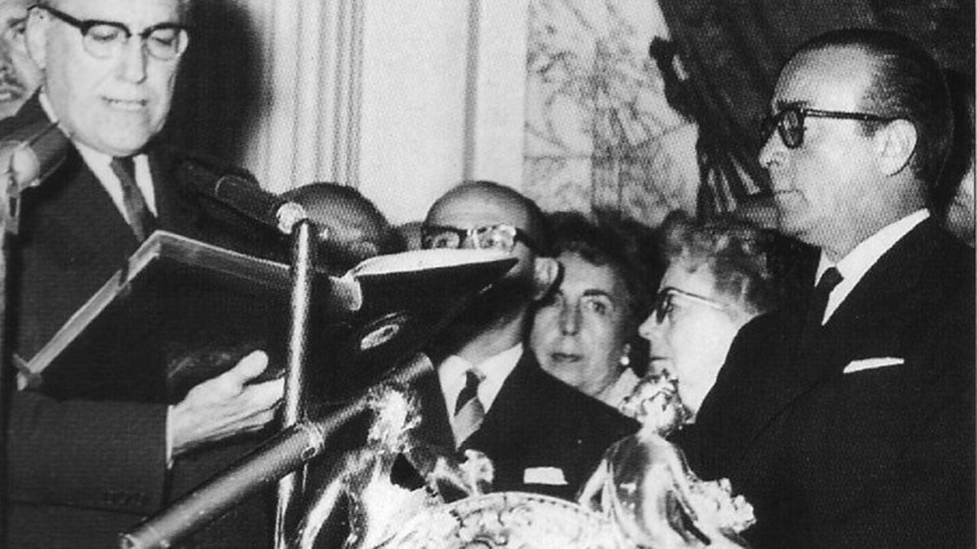 José María Guido, de la UCRI,  jura como presidente luego de que los militares derrocaran a Arturo Frondizi en marzo de 1962.