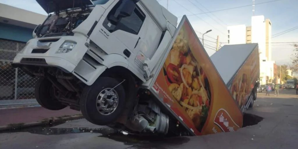 Río Cuarto: un camión que transportaba 26 mil kilos de pollo cayó a un pozo que se originó en el asfalto y quedó atrapado