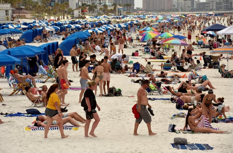 Miles de personas se reunieron en las playas de Florida esta semana, pese a las advertencias de las autoridades (Reuters)