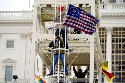 Partidarios de Trump escalaron estructuras metálicas frente al Capitolio este miércoles (AP Photo/Julio Cortez)