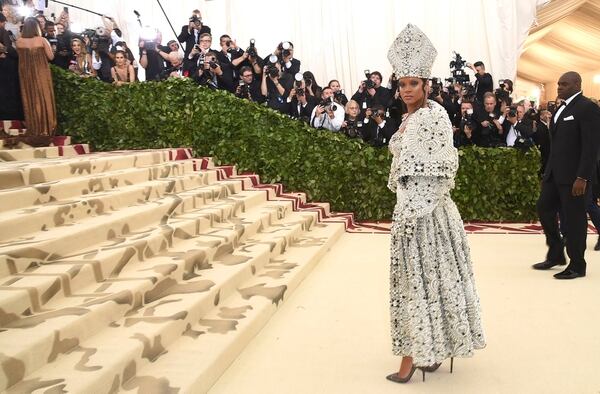 Rihanna en el Museo Metropolitano de Arte en Nueva York con un vestido papal que despertÃ³ crÃ­ticas entre la comunidad cristiana (AP)