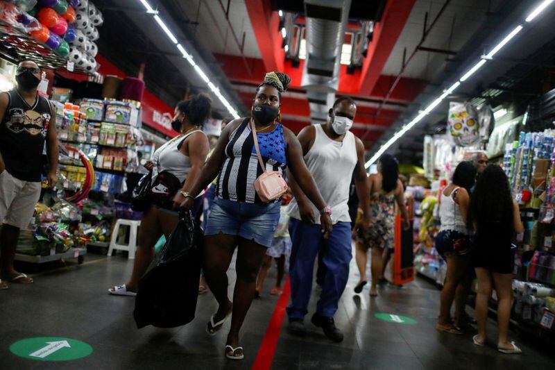 Foto de archivo de gente con mascarillas en el Mercadao de Madureira en Rio de Janeiro. Jun 17, 2020. REUTERS/Pilar Olivares