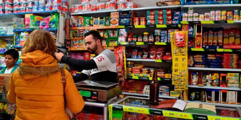Tiendas de barrio, panaderías y pequeños negocios podrían desaparecer por impuesto saludable: Fenalco