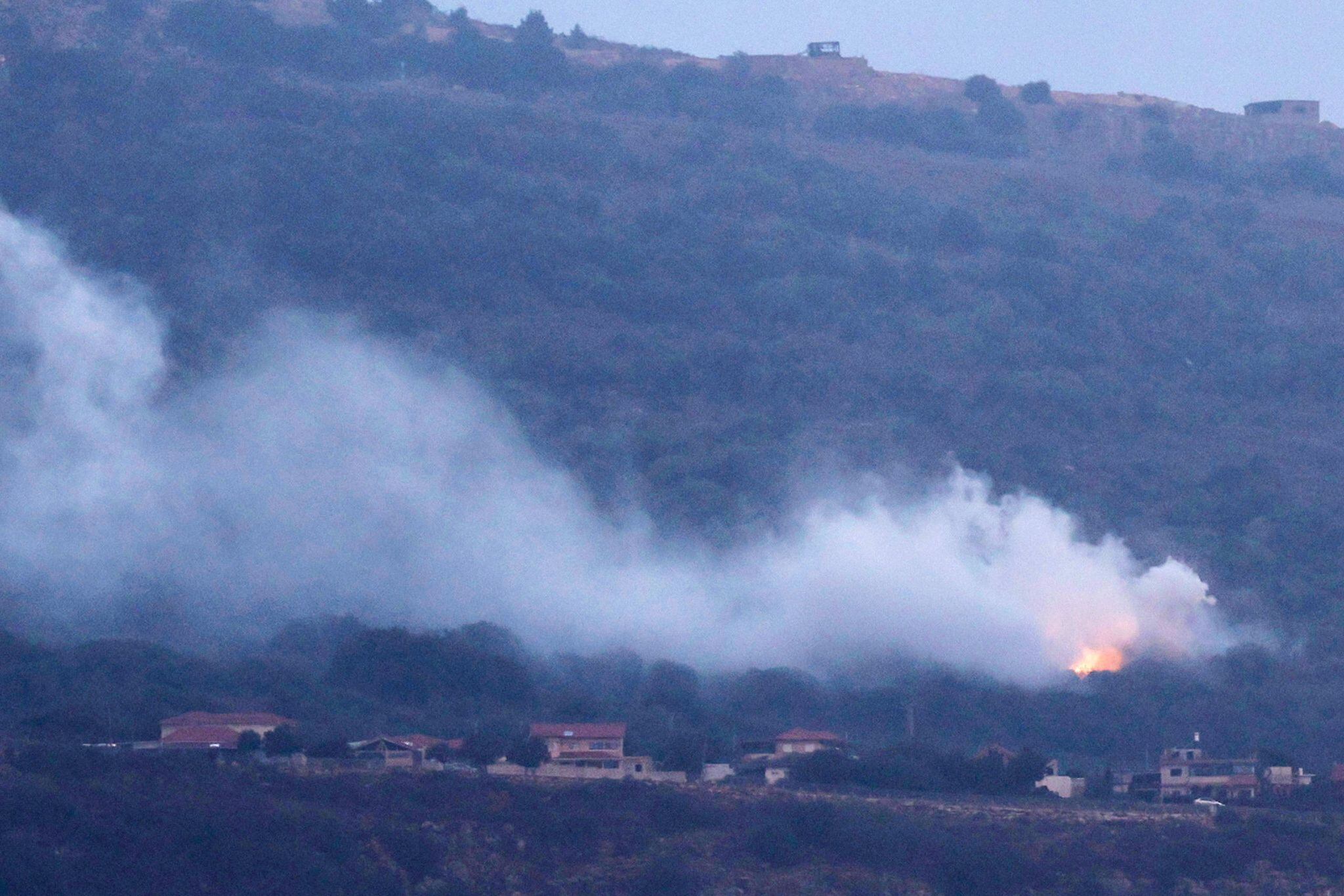 Se eleva humo desde la zona del Kibbutz Manara debido a un cohete lanzado desde el lado libanés de la frontera, al norte de Israel, el 19 de octubre de 2023 (EFE)