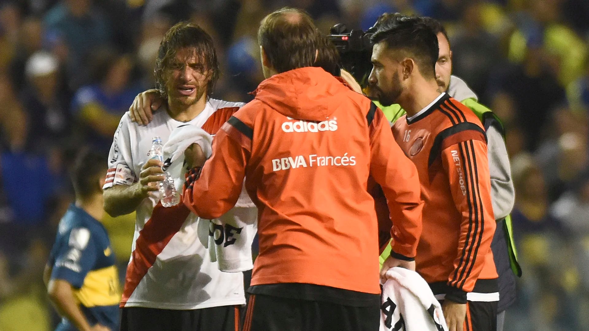 El plantel de River fue agredido cuando salió a disputar el segundo tiempo del clásico (Getty)