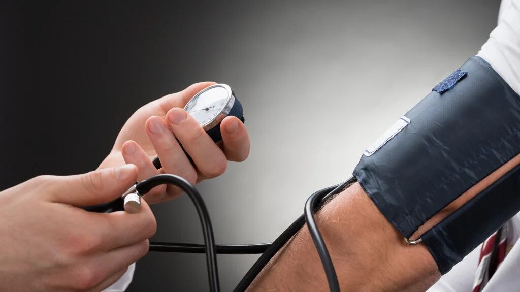 El control anual de la presión arterial sirve para tener la salud controlada (Istock)
