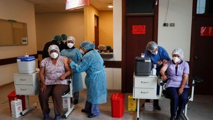 Enfermeras de primera línea reciben la vacuna rusa Sputnik V en un hospital de La Paz, Bolivia, este mes (Juan Karita/Associated Press)