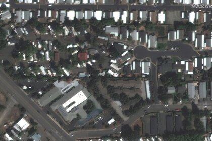 Una imagen de satélite muestra un primer plano de Northridge Terrace antes del incendio de Alameda en Medford, Oregon (Satellite image Maxar Technologies/Handout via REUTERS)