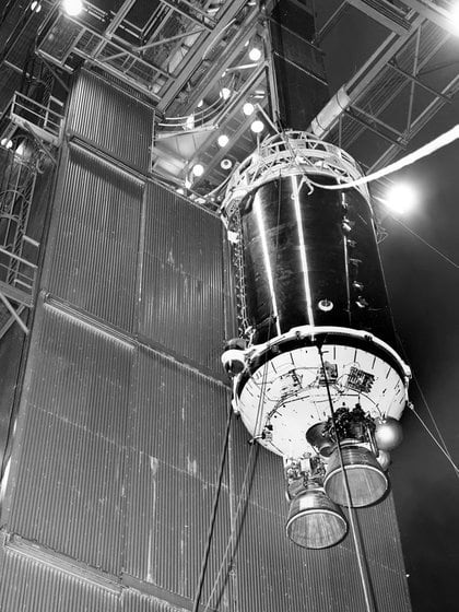 Fotografía de 1964 que muestra el cohete Centaur en la etapa superior antes de acloparse a un propulsor Atlas (NASA/JPL-Caltech)