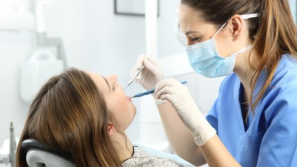 La visita al odontólogo debe ser anual, aunque no haya dolor ni caries a la vista (Getty)