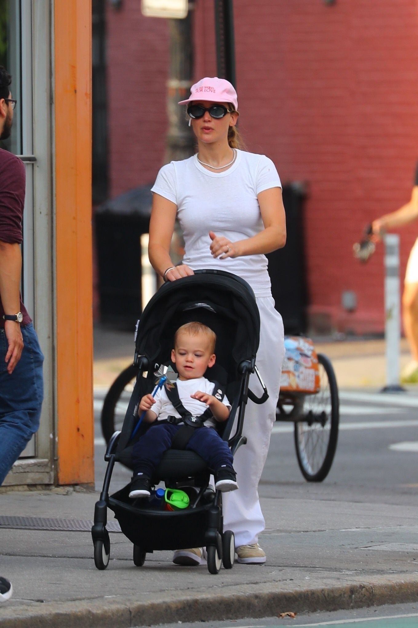 Jennifer Lawrence salió a pasear con su hijo por las calles de su vecindario en Nueva York. Lo llevó en el cochecito y aprovechó la oportunidad para ir al parque y disfrutar de una actividad al aire libre. Intentó pasar desapercibida usando lentes de sol y gorra. Además, usó auriculares con los que escuchó música