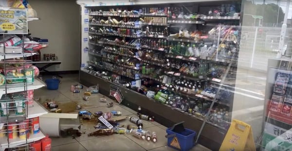 Botellas en el suelo tras el sismo en un supermercado de Osaka (Twitter/@tw_hds via REUTERS)