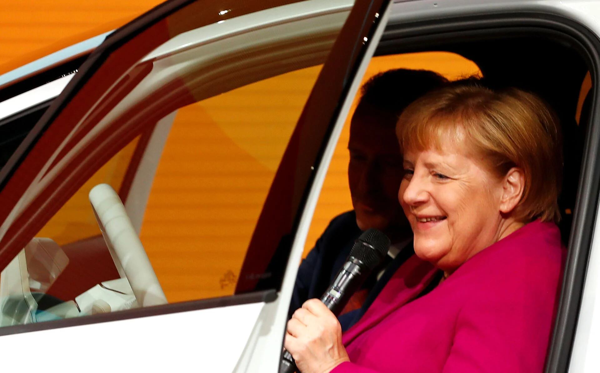 Angela Merkel en un coche de exhibición