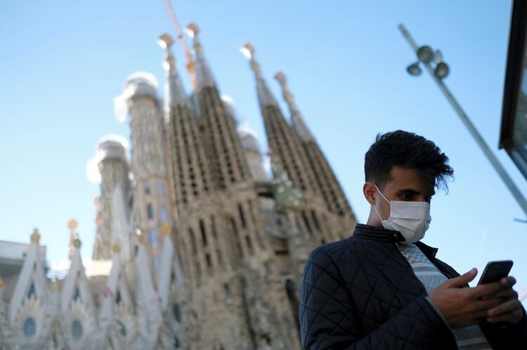 Un hombre con barbijo frente a la Basílica de la Sagrada Familia en Barcelona (REUTERS/Nacho Doce)