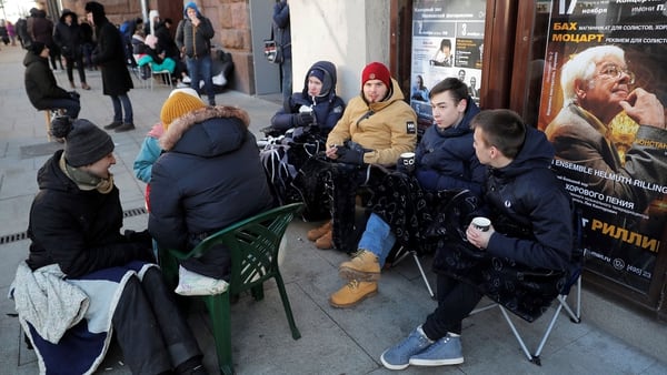En Moscú también mucha gente se decidió a esperar por horas en la puerta de los locales de Apple para poder conseguir el nuevo iPhone (EFE)