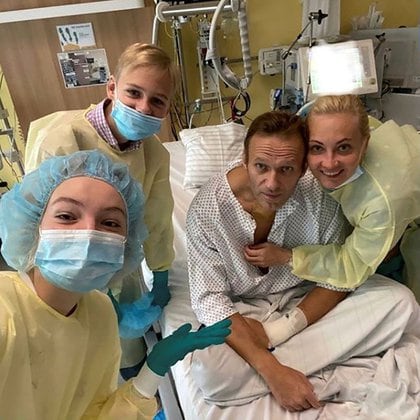 El oponente ruso Alexei Navalny con familiares posa para una foto en el Hospital Charite en Berlín, Alemania, en esta foto sin fecha tomada en las redes sociales el 15 de septiembre de 2020. Cortesía de Instagram @ NAVALNY / Networks social a través de REUTERS