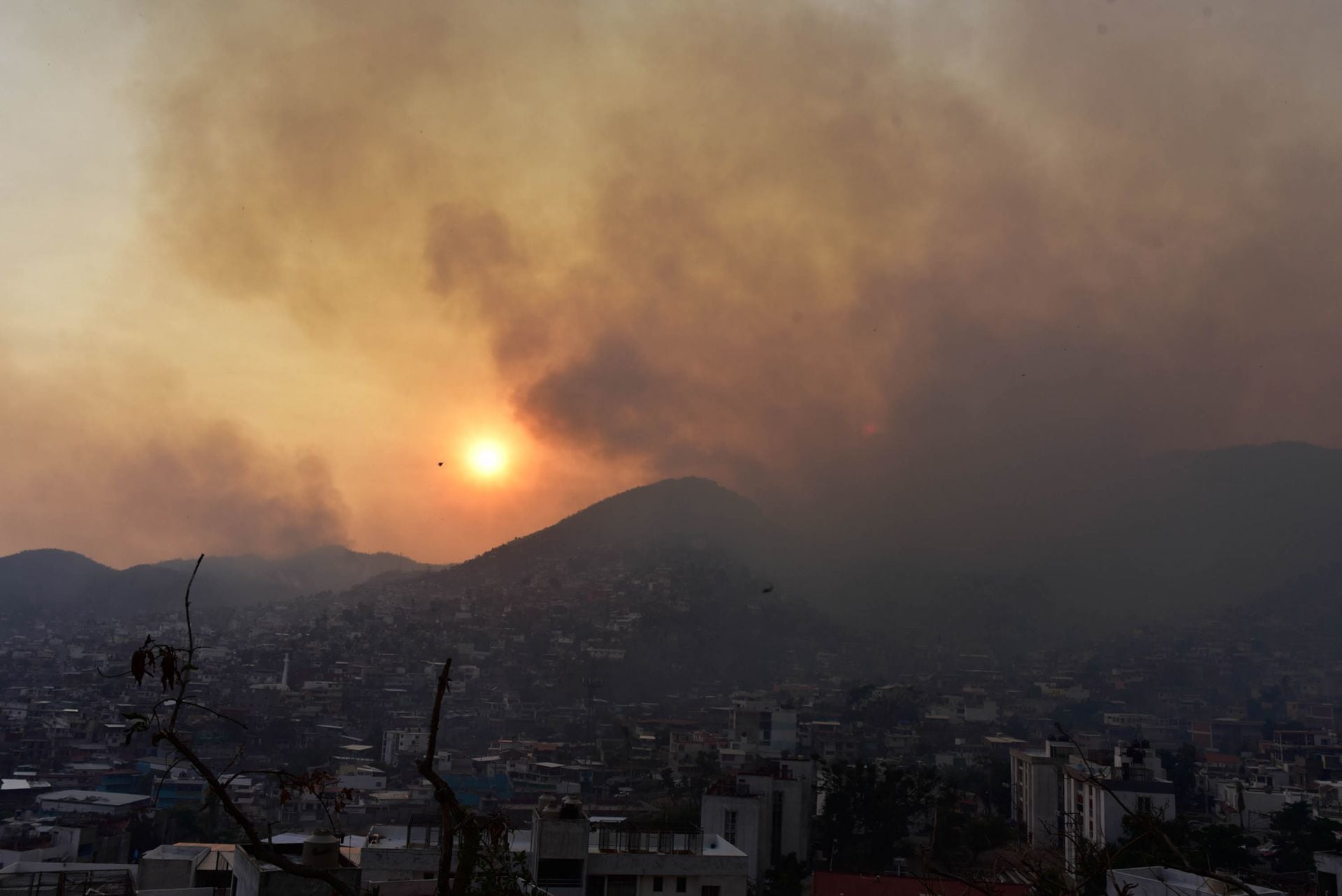 ACAPULCO, GUERRERO, 24ABRIL2024.- Fuera de control se encuentran varios incendios forestales que afectan el Parque Nacional El Veladero, ubicado en los cerros que rodean la bahía de Acapulco, los incendios que afectan desde un par de días se han incremento a pesar de los esfuerzos de brigadas de protección civil y bomberos,  a si como combatientes de incendios de Conafor. FOTO: CARLOS ALBERTO CARBAJAL/CUARTOSCURO.COM