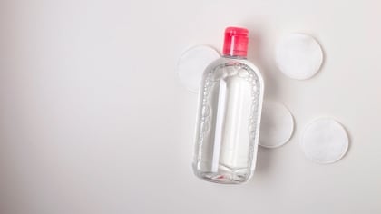 La limpieza con agua micelar es fundamental tanto para el día como para la noche (Shutterstock)