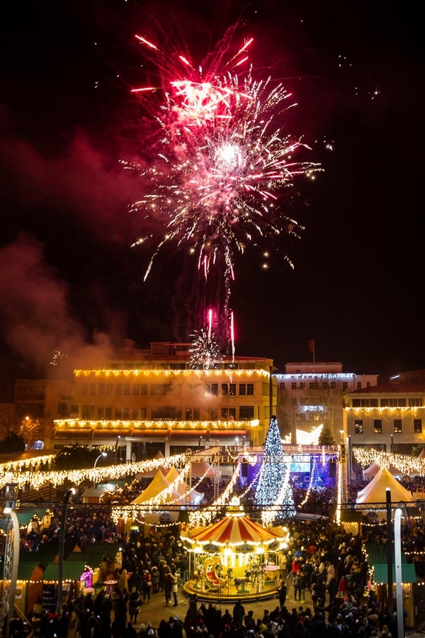 Fuegos artificiales explotaron sobre la plaza principal de Podgorica durante las celebraciones de Año Nuevo en Montenegro (REUTERS/Stevo Vasiljevic)