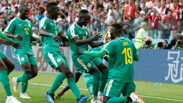 Los senegaleses celebran el segundo tanto, clave para sellar la victoria en Moscú (Reuters)