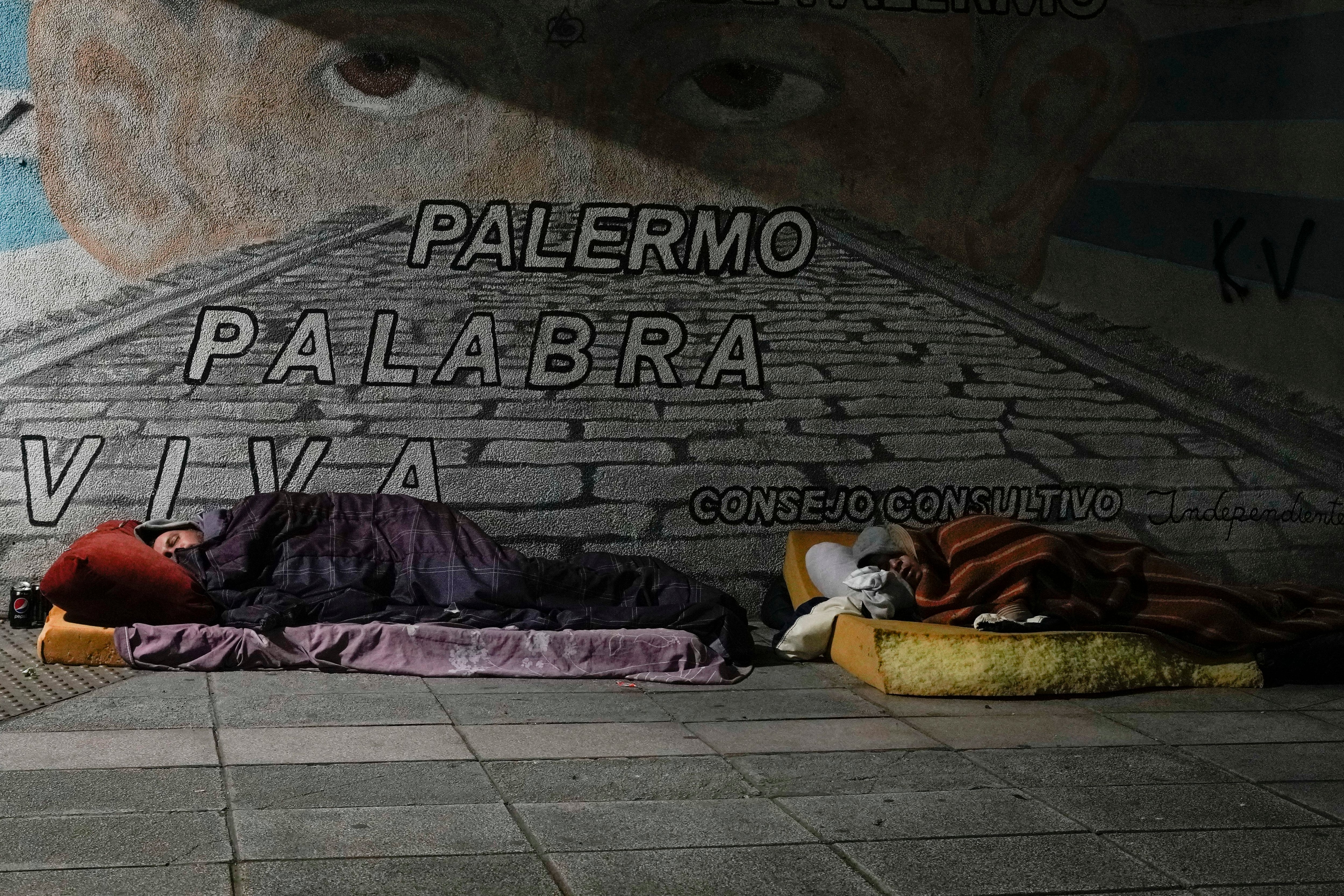 Personas sin hogar duermen en la calle en Buenos Aires, Argentina, el miércoles temprano 27 de septiembre de 2023. (AP Foto/Natacha Pisarenko)
