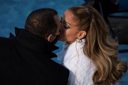 IMAGEN DE ARCHIVO. Jennifer Lopez besa a su prometido Alex Rodríguez después de actuar en la toma de posesión del presidente Joe Biden, en el Capitolio, Washington, EEUU, el 20 de enero de 2021. Caroline Brehman/Pool vía REUTERS