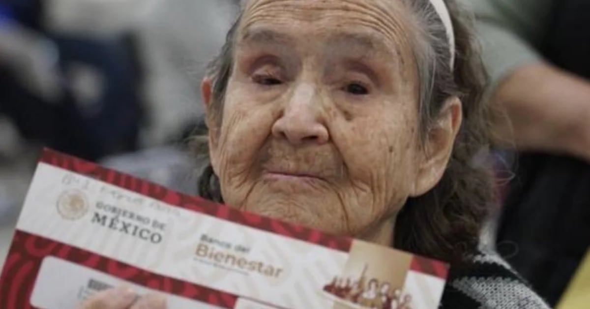On what dates in March will the 4,800 pesos for social pension and other support be deposited?