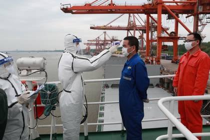 Revisión de temperatura en el puerto de Wuhan (Reuters)